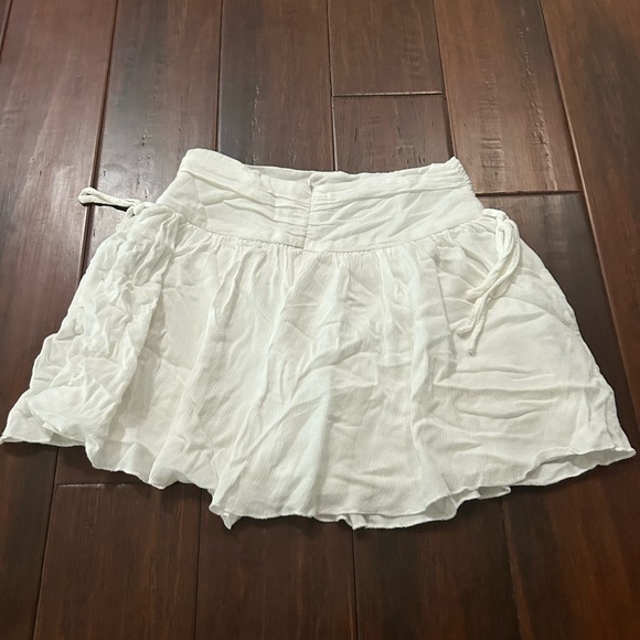 White skirt - Picture 2 of 3